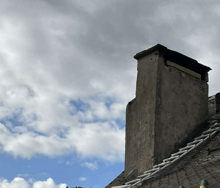 Installation de conduit de fumée sur toiture par un artisan Vitalla à Oloron intervenant à Gan et Navarrenx