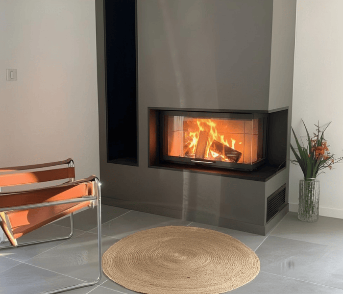 Cheminée d’angle design installée par Vitalla, spécialiste cheminée à Oloron et Navarrenx