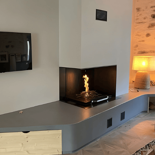 Cheminée moderne sur mesure installée par Vitalla à Oloron, spécialiste cheminée et chauffage bois à Gan et Navarrenx
