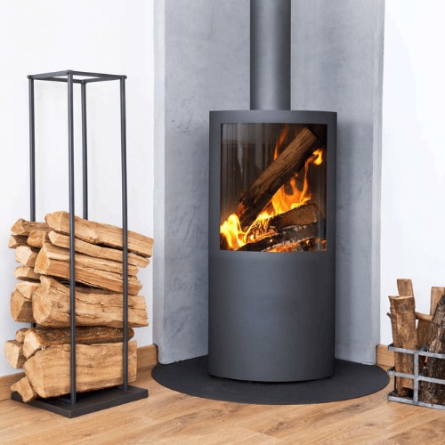 Poêle à bois design avec stockage de bûches installé par Vitalla à Oloron et Gan