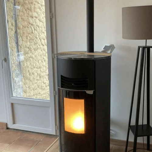 Poêle à granulés en fonctionnement installé par Vitalla spécialiste chauffage à Oloron et Navarrenx