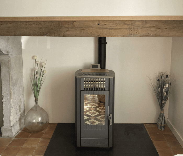 Poêle à granulés installé dans une maison traditionnelle par Vitalla à Oloron intervenant à Gan et Navarrenx